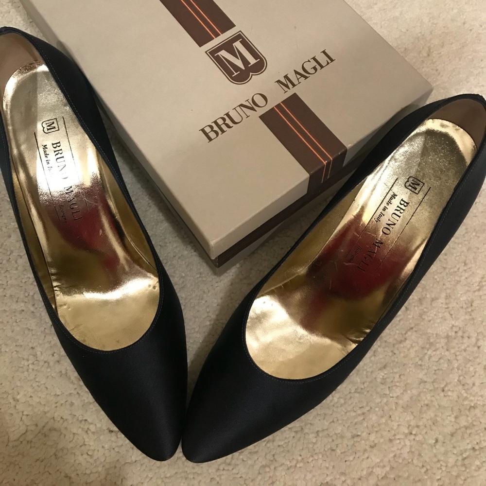 Classic Bruno Magli Navy Blue Silk High Heels 8AA